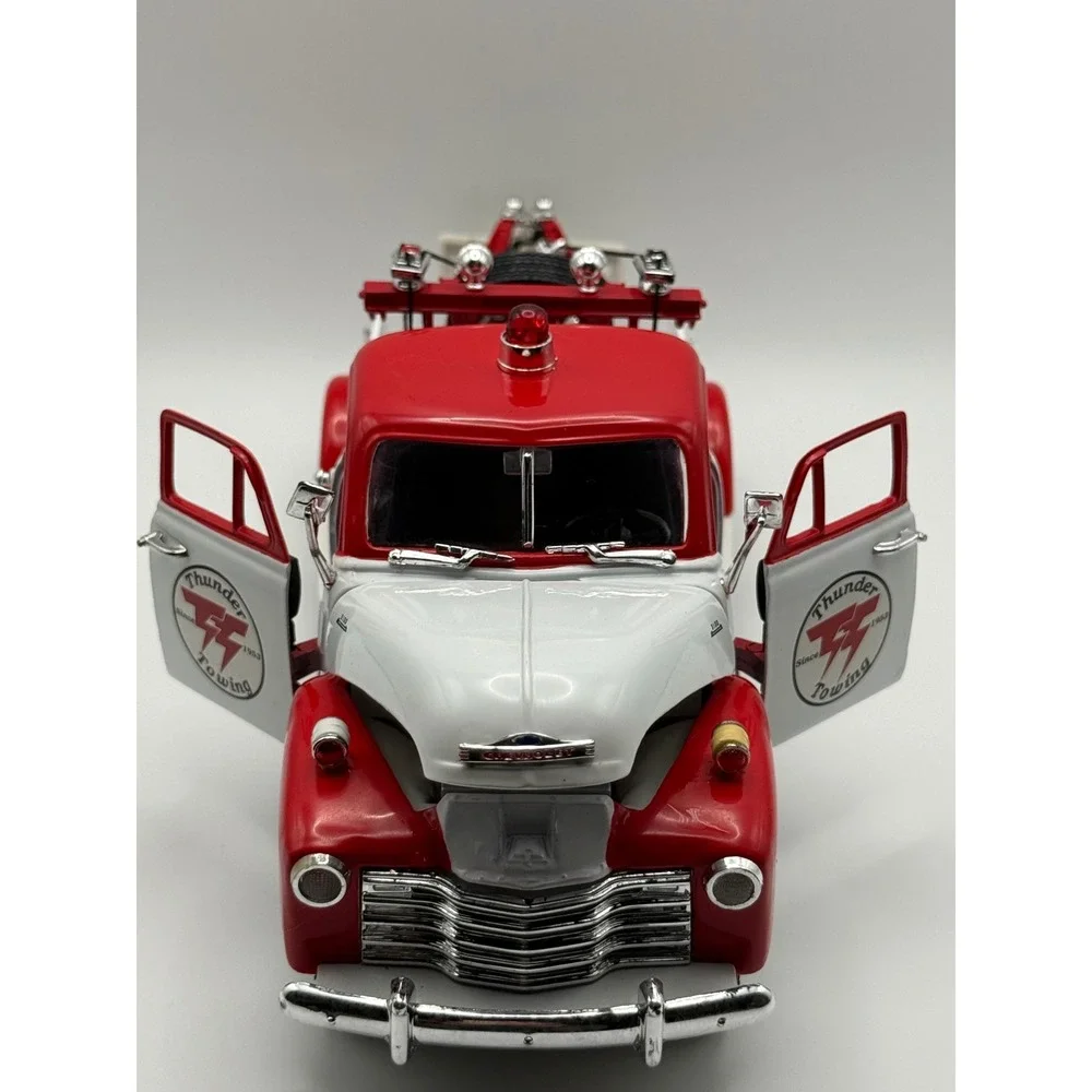 1953 Chevrolet 3100 Tow Truck Diecast Red White Thunder Towing Wrecker‎ 1/24